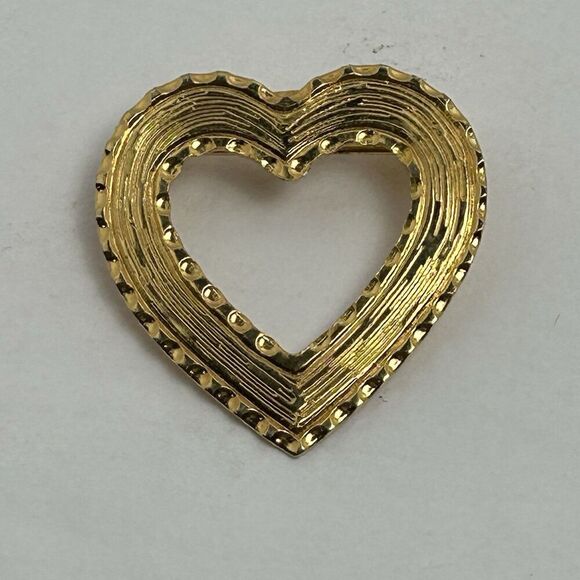 Vintage Scarf Brooch Gold Tone Ridged Textured Brushed Heart Shaped Brooch Pin - Picture 1 of 2